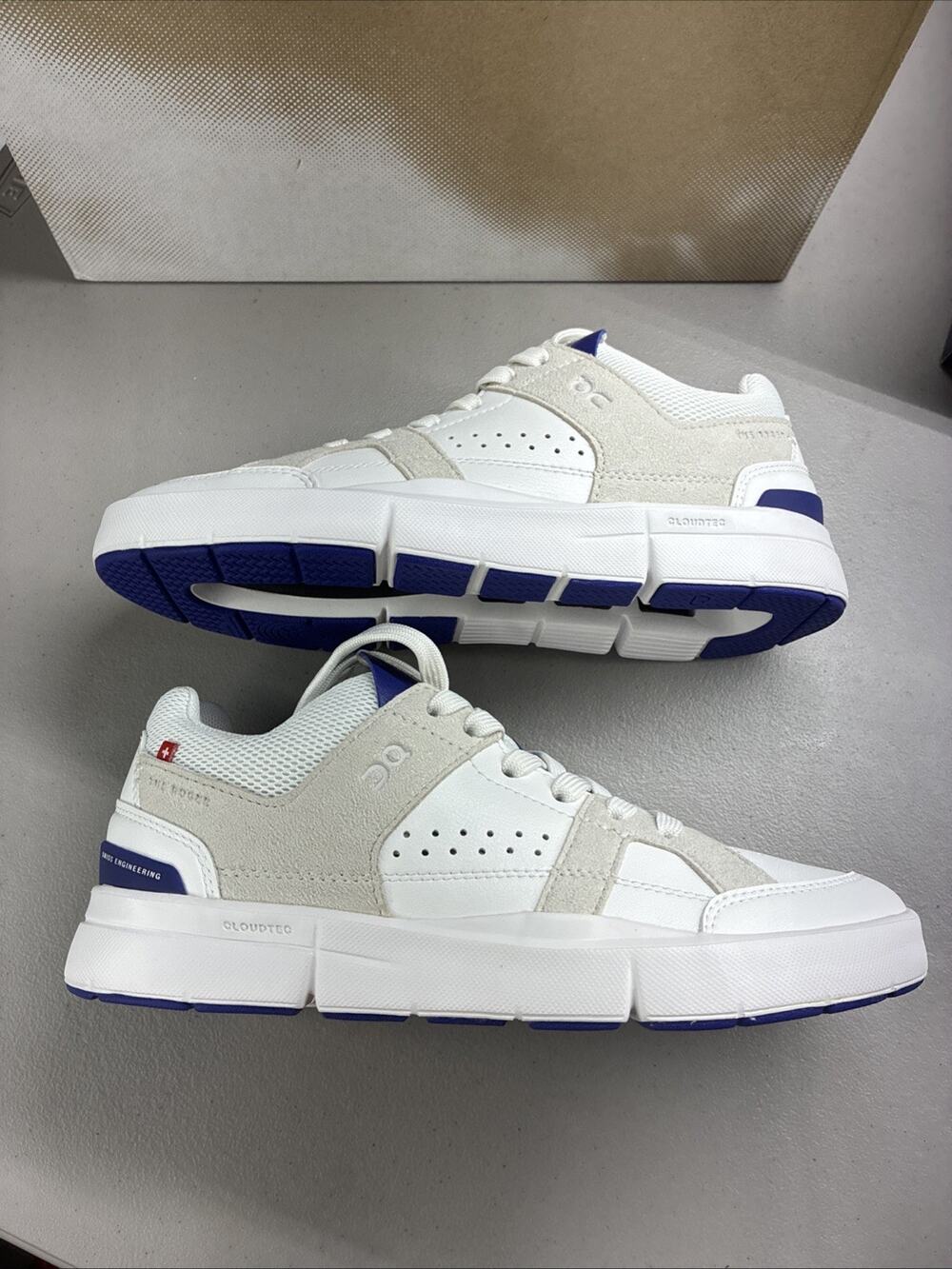 On The Roger Clubhouse Women’s Size 5.5 White Grey Indigo Blue Tennis Shoes